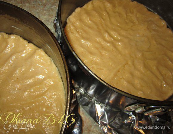 Тесто разделить на две части и распределить по формам. Тесто должно быть тонким слоем.