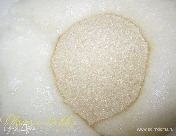 В 2-3 приема добавить сахар, взбить до устойчивых пиков.