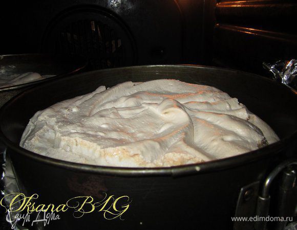 Выпекать в духовке 35-50 минут, при температуре 175 градусов. Если вы любите мягкую меренгу, выпекать нужно примерно 35-40 минут, в зависимости от вашей духовки. Если же любите хрустящие коржи, можно выпекать примерно минут 50.