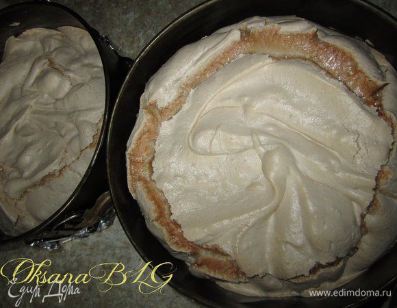 Готовые коржи достать из духовки. Охладить.