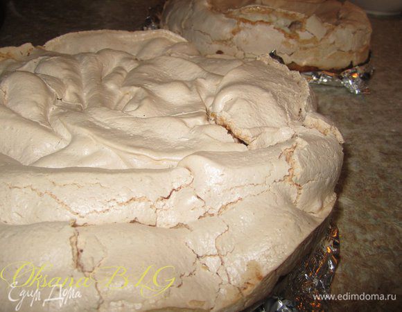 Когда коржи остынут, не переворачивая достать их из формы, аккуратно снять фольгу.