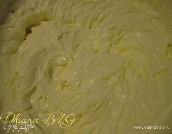 Сливки взбить с пудрой. Если вв не нашли сливки можно использовать сметану, хорошо если вы найдете домашнюю сметанку, тогда ее можно без проблем взбивать с сахаром и она будет плотной и не растечется их формы. Если домашней сметаны нет, можно взять 800-900 гр. 25-30 % сметаны, откинуть ее на мелкое сито или марлию на 2-3 часа, из нее уйдет лишняя жидкость и такую сметану можно будет хорошо взбить.