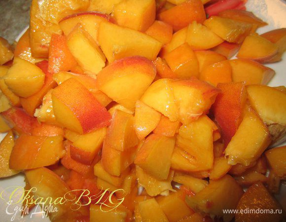 Персики помыть, удалить косточку, порезать средним кубикосм