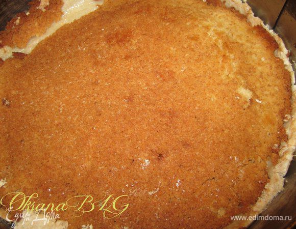 Сборка торта.
В разъёмную форму выложить один корж вниз меренгой.