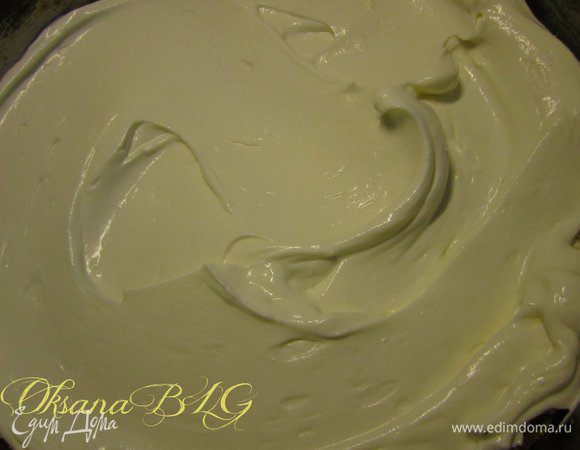 Выложить 1/2 часть крема.