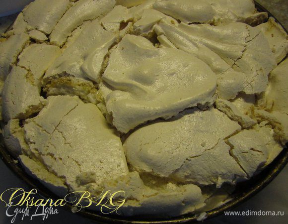 Накрыть коржом вверх меренгой. Поставить торт в холодильник на 2-3 часа.