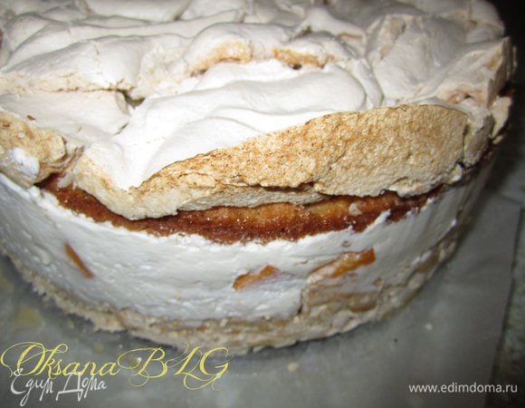 После охлаждения снять бортики формы. аккуратно не переворачивая переместить торт на блюдо. Украсить по вашему усмотрению. Как по мне, это торт можно подавать без украшения, Трещинки на меренги служат интересным и оригинальным украшением торта. Или же немного присыпать бока миндальными хлопьями.