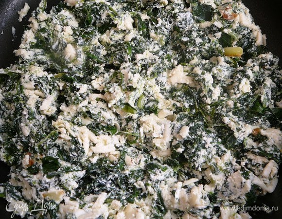 Соединить шпинат, творог, мускатный орех, молоко, сыр, соль и перец. Хорошо перемешать...