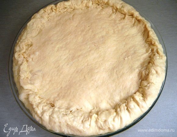 Накрыть второй пластиной теста и  залепить края... Смазать пирог яйцом...