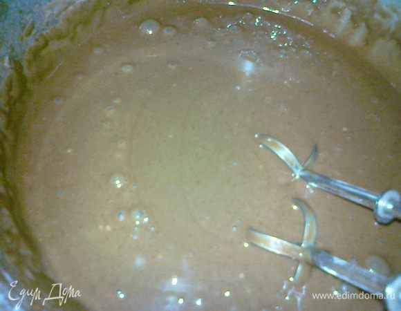 яйца растереть с сахаром,добавить молоко и масло,перемешать,добавить какао и муку размешать хорошо,добавить соду и разрыхлитель,перемешать,влить гарячую воду(у меня около 60градусов),все хорошо перемешать