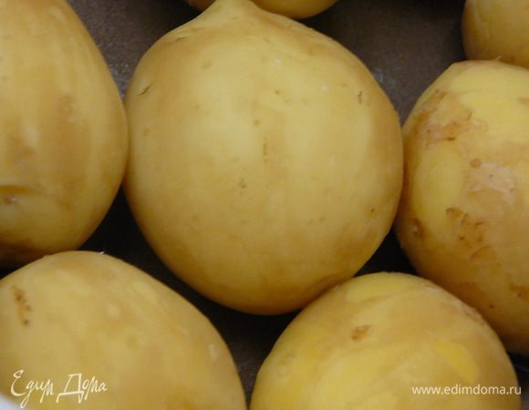 Картофель очистить и отварить в подсоленной воде, почти до готовности.