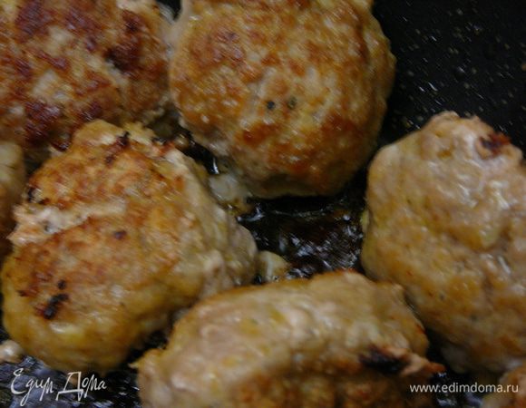 Приготовить фарш, перекрутить на мелкую решетку мясо с луком, добавить 1 яйцо, соль, перец, манку и тщательно вымесить фарш. На хорошо разогретой сковороде,с добавлением растительного масла обжарить сформированные и обваляные в муке фрикадельки,со всех сторон до золотистого цвета. Не забывайте, что размер картофеля и помидор, а так же фрикаделек, должен быть одинаков.