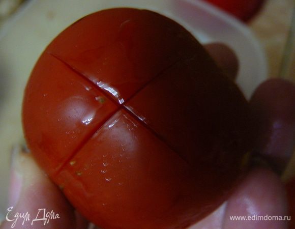 Помидоры вымыть, сделать крестообразные надрезы на шкурке.