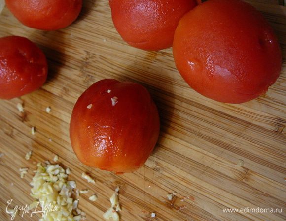 Сложить в емкость и залить кипятком,оставить на минут 5. Затем очистить и посолить слегка.