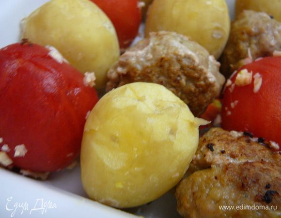 Теперь все уложить в жаропрочную емкость, чередуя помидоры, картошку и фрикадельки.