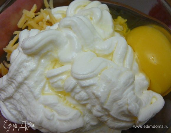 Приготовить соус, взбить вилкой сметану, яйцо и натертый сыр. Добавить соль и специи, можно рубленную зелень петрушки и укропа.