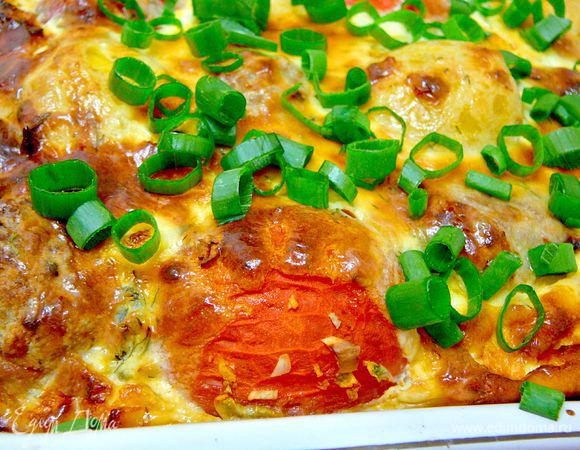 Залить все в форму  и выпекать в заранее разогретой до 180С духовке около 20 минут. Украсить рубленной зеленью.