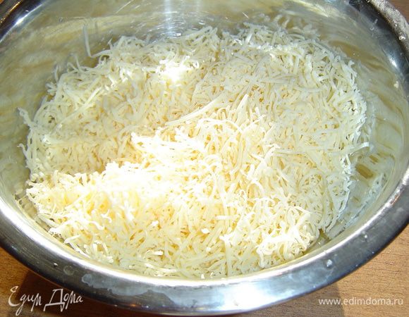 Сыр натираем на мелкой терке.