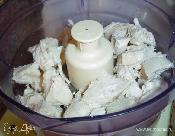 Отварное куриное филе нарезаем кусочками и измельчаем с помощью блендера.