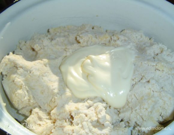 Смешиваем сметану и майонез, а затем добавляем к полученной массе, хорошенько вымешиваем.