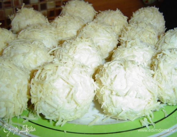 А затем обваливаем их в натертом сыре.
