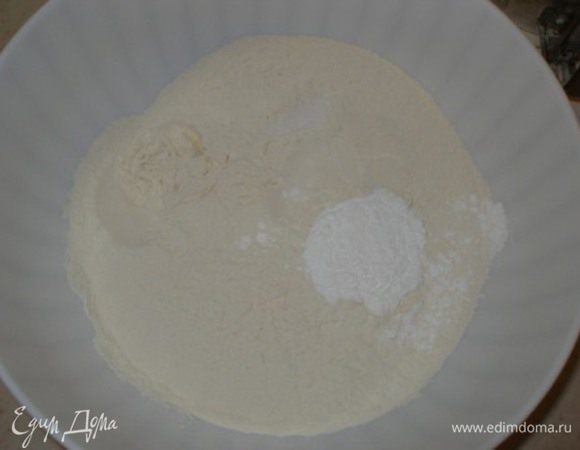 Муку, разрыхлитель, соль смешать в отдельной посуде.