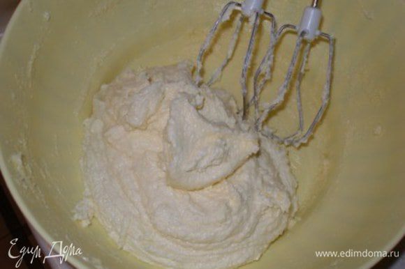 Масло хорошо взбить с сахаром до «пушистого» состояния. Добавить по одному яйца и белок. Влить молоко, еще раз перемешать.