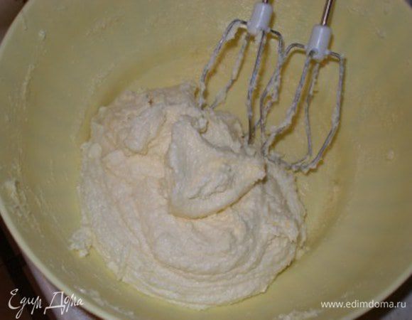 Масло хорошо взбить с сахаром до «пушистого» состояния. Добавить по одному яйца и белок. Влить молоко, еще раз перемешать.