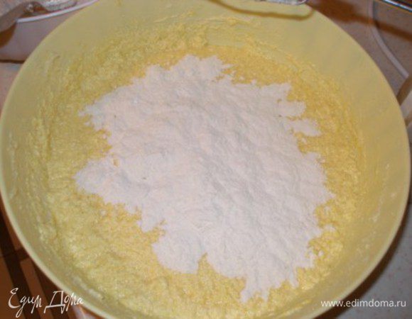 Смешать муку и яичную массу до однородного состояния.