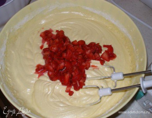 Добавить клубнику, аккуратно перемешать. 