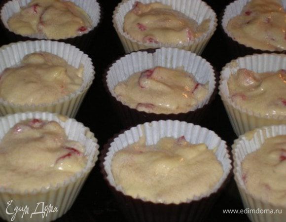 Тесто выложить в бумажные формочки (предварительно поместив их в металлические или силиконовые формы), выпекать 20 мин. при 180С.