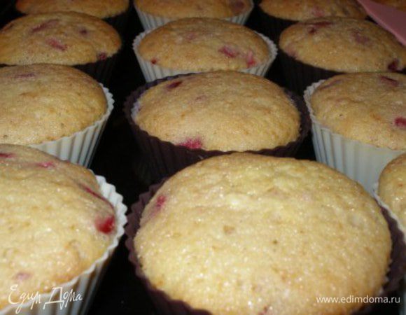 Полностью охладить. Маффины уже можно есть, они невероятно вкусные, но лучше сделать еще и клубничный крем (если не боитесь калорий). 