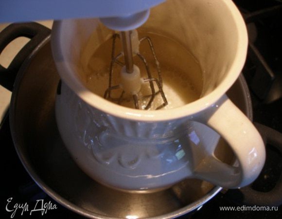 Белки с сахаром ставим на водяную баню и взбиваем 4-5 мин. Сахар должен полностью раствориться. Снимаем с огня и взбиваем еще 5 мин. на средней скорости.