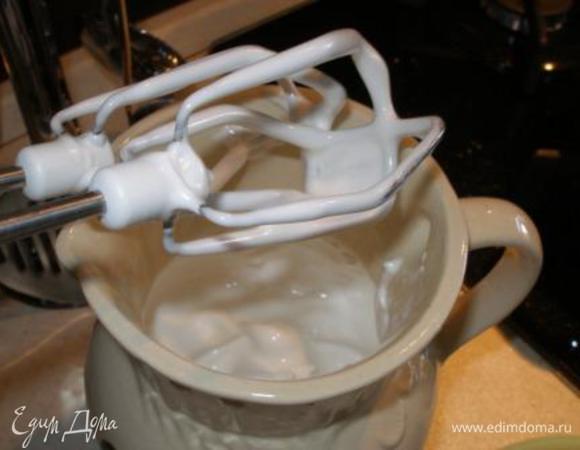 Увеличиваем скорость до максимальной и взбиваем еще 6 мин. до глянцевого вида.