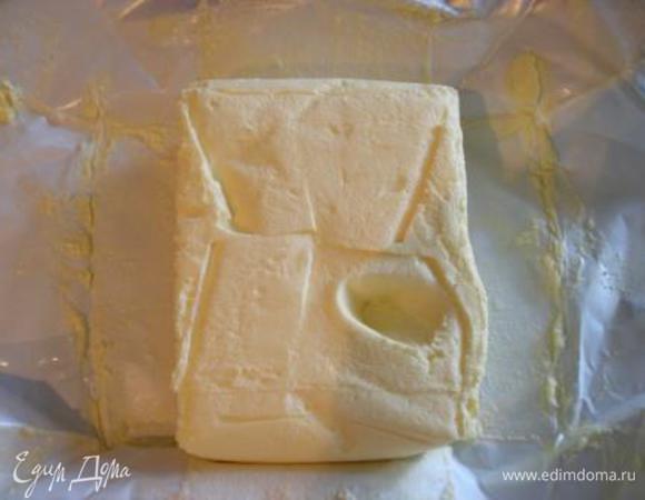 Уменьшаем скорость до средней и понемногу вводим масло.