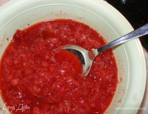 Добавляем клубничное пюре и смешиваем на низкой скорости 2-3 мин.