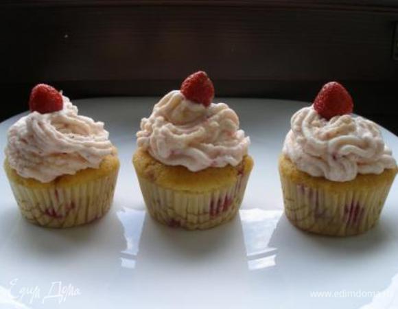 Крем выложить в кулинарный мешок и украсить маффины. Если вам кажется, что крем не достаточно густой, поставьте его на 30 мин. в холодильник. Естественно, сами маффины с кремом хранить только в холодильнике (если останется, что хранить). 