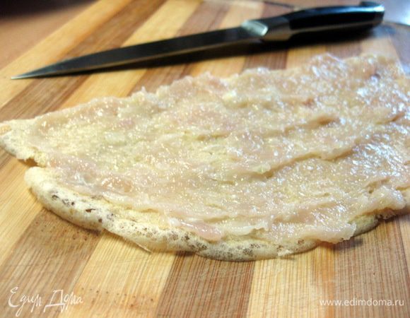 Блины разрезать пополам.
На более зажаренную сторону блина намазать тонким слоем фарш.