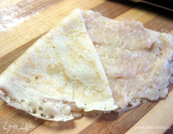 Визуально разделите блин на три равные части, загните сначала одну сторону к центру,