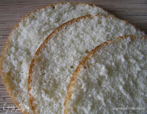 Бисквит приготовить по рецепту http://www.edimdoma.ru/retsepty/40614-idealnyy-biskvit и разрезать на 3 коржа. 
