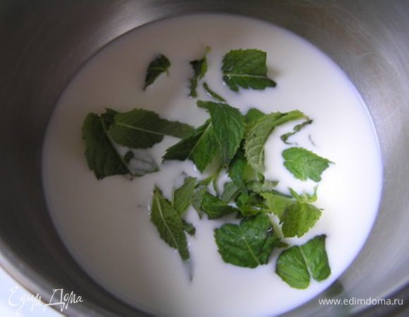 В молоко добавить листья мяты, подогреть почти до кипения (если есть градусник, то до 85°, если нет, то когда от молока начнет подниматься пар). 