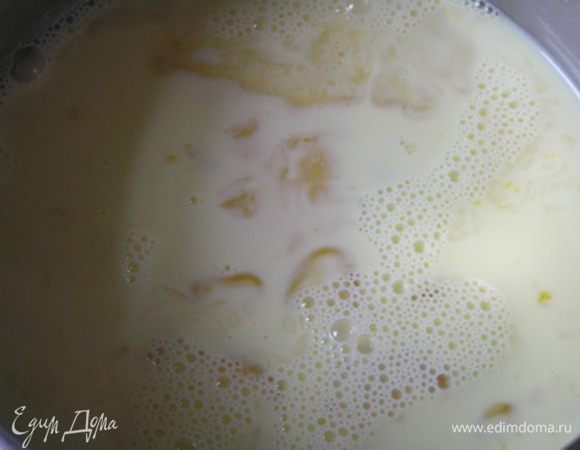 Снять с огня, добавить лимонный сок и растворить в массе отжатый желатин.