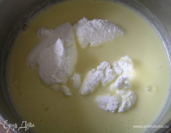 Охлажденные сливки взбить до устойчивых форм пик. Смешать взбитые сливки с остывшим до комнатной температуры баварским мятным кремом. 