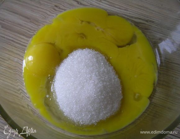 Приготовить клубничный баварский мусс. Желатин залить холодной водой и оставить на 10 минут. Желтки смешать с сахаром.