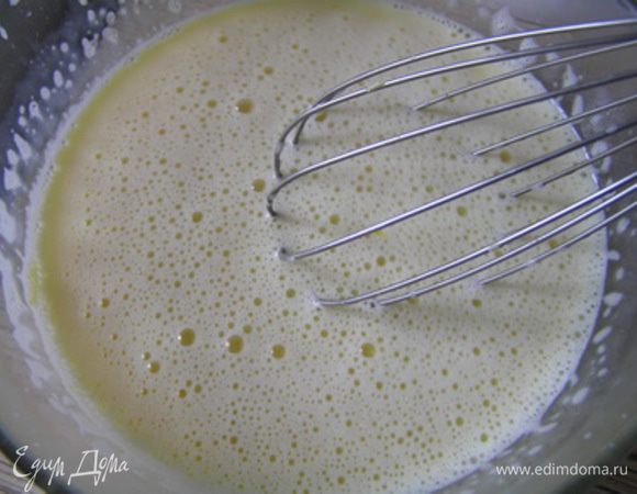 Молоко влить в яичную массу, перемешать, вылить все обратно в кастрюльку.
