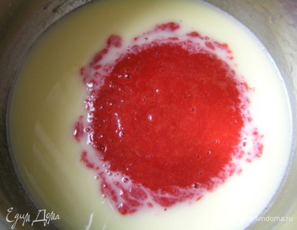 Снять с огня, добавить лимонный сок и клубничное пюре, затем растворить в массе отжатый желатин.