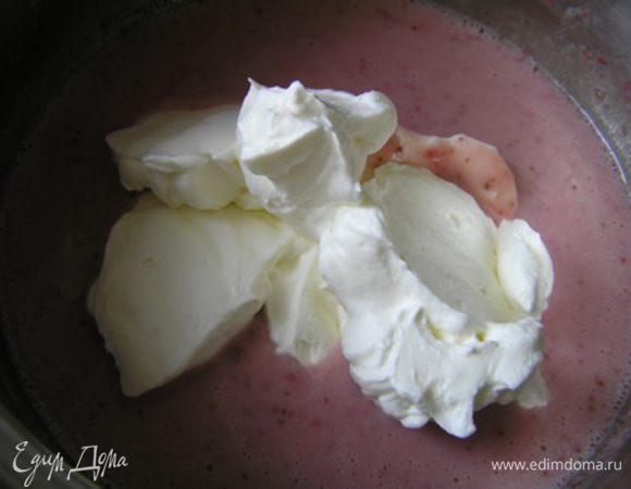 Охлажденные сливки взбить до устойчивых форм пик. Смешать взбитые сливки с остывшим до комнатной температуры баварским клубничным кремом.