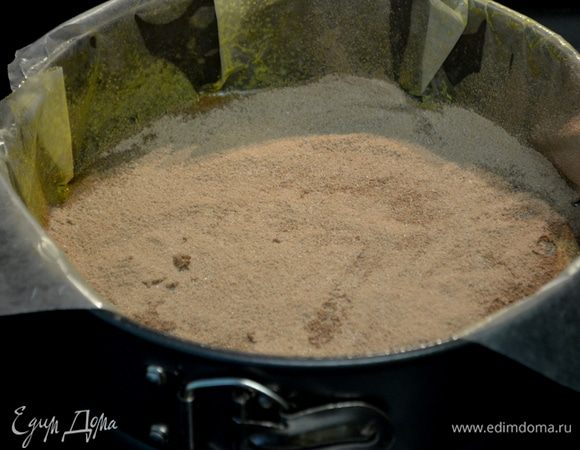 Разогреть духовку до 180С.
Смажем форму слив. маслом, выстелим бумагу для выпечки и опять смажем маслом. Припылим какао. Форму можно круглую.