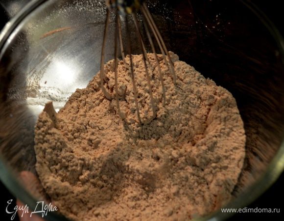 Муку и разрыхлитель, соль, какао  через ситечко вначале просеять. Отставить отдельно в сторону.
Какао я добавила лишь 1/4 стак. /как выяснилось в процессе оно заканчивалось у меня :)/