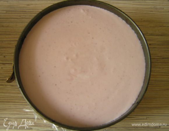 Торт достать из холодильника и залить клубничным баварским муссом.